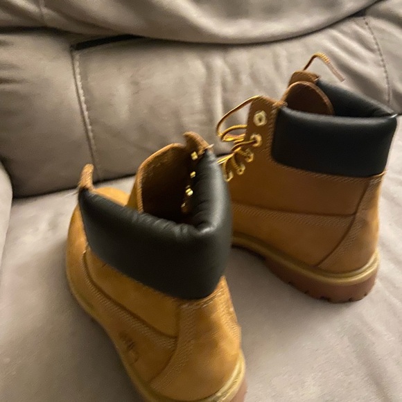 Like new Timberlands size 6 - Picture 3 of 5